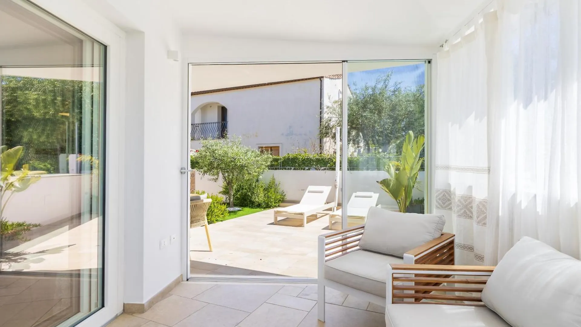 Casa Vacanze Zeffiro Vista Mare Con Giardino 아르바탁스 빌라